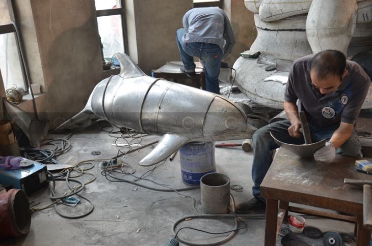 Hand-forging-brushed-hairline-stainless-steel-dolphin-sculpture-matte-surface
